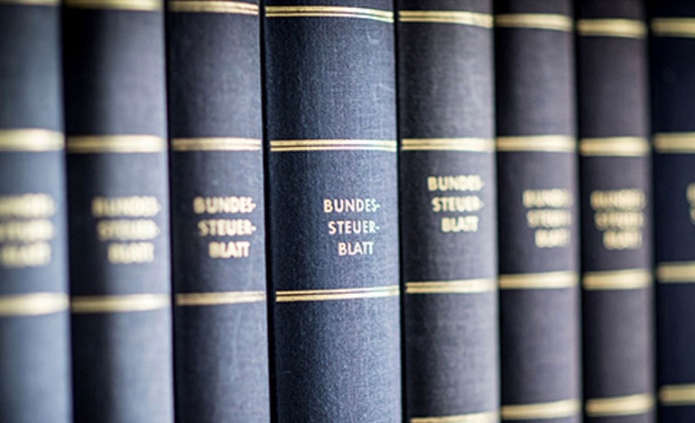 Mehrere Bücher "Bundessteuerblatt" in einem Regal