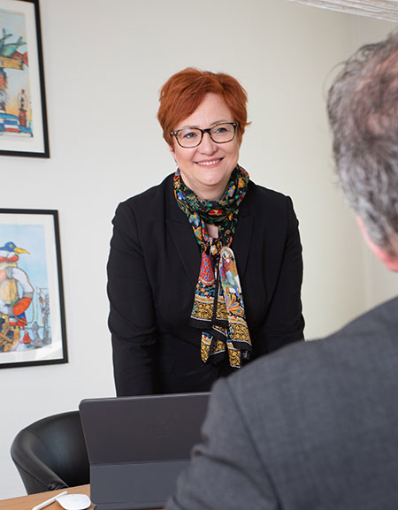 Sylvia Galke mit einem lächelnden Blick zum Mandanten