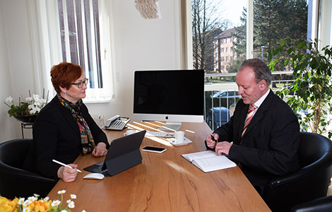 Sylvia Galke führt ein Mandantengespräch in ihrem Büro